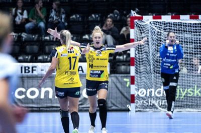 Simone Petersen (t.v.), Vilde Johansen og Andrea Austmo jubler undervejs i en af sæsonens hjemmekampe. Hvis der også skal jubles i aften, skal Ikast Håndbold finde det absolutte topniveau frem, understreger cheftræner Kasper Christensen. Foto: Tom Laursen