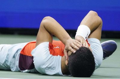 Carlos Alcaraz har spillet mere end 13 timers tennis i sine tre seneste kampe. Men han føler sig fysisk og mentalt klar til søndagens finale mod Casper Ruud.