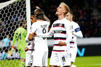 Storspillende Gustav Isaksen jubler sammen med Evander Ferreira, Kristoffer Olsson og Erik Sviatchenko efter straffesparksmålet til 3-0. Foto: Bo Amstrup/Ritzau Scanpix