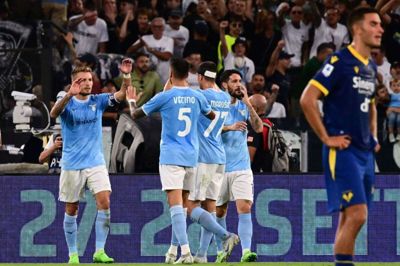 Angrebsstjernen Ciro Immobile (t.v.) fejrer sin scoring til 1-0 mod Hellas Verona i søndags sammen med tre holdkammerater. Det var Immobiles scoring nummer 185 for Lazio. Den 32-årige anfører er klubbens mest scorende spiller gennem tiderne. Foto: Ritzau Scanpix