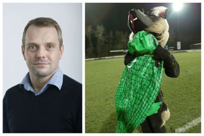 Tilbage i 2002 satte FCM-maskotten Lupus yderligere ild til rivaliseringen med Viborg. Ulven havde medbragt en oppustelig krokodille, som han satte tænderne i. Viborg har en krokodille som maskot, og aktionen trak en del fokus. Men rivaliseringen har ændret en smule karakter i de seneste 10 år, mener sportsredaktør Jørn Just Kristensen fra Herning Folkeblad. Det skyldes ikke mindst, at Viborg har tilbragt 10 sæsoner i 1. division siden 2008. Foto: Herning Folkeblad