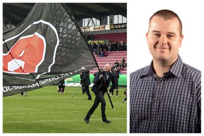 Bare synet af et FCM-logo kan irritere de mest inkarnerede Viborg-fans, siger Danni Kristensen fra Viborg Stifts Folkeblad (t.h.). Så mon ikke det irriterede nogle af dem, da daværende FCM-træner Glen Riddersholm fejrede ulvenes 5-2-storsejr over Viborg i april 2014 med dette kæmpe flag. Flaget er en hyldest til alle samarbejdsklubber i FC Midtjylland, og Riddersholm tog fanen i hånden efter den hidtil største FCM-sejr over Viborg.