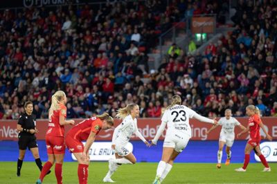 Olivia Møller Holdt (i.m.) jubler over en af karrierens vigtigste scoringer. Ikastboen udlignede til 1-1 på udebane mod norske SK Brann i Champions League-kvalifikationen. Det var midtbanekreatørens første og hidtil eneste mål for hendes nye klub, svenske FC Rosengård. Foto: Ritzau Scanpix