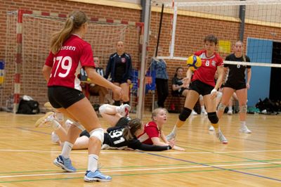 Der blev kæmpet indædt om hver en bold under den årlige Ikast Volley Cup, der i år havde deltagelse af over 500 spillere. Foto: Frederik Dahl/Hamistolen.dk