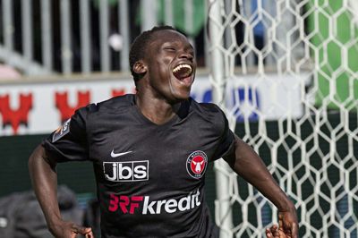 Pione Sisto var i højt humør, da han 18. juli 2015 scorede begge mål i FCM’s 2-0-sejr over Viborg. Med hos Viborg var blandt andre Lukas Lerager, der efter den sæson blev solgt til belgiske Waregem. Foto: Jørn Deleuran