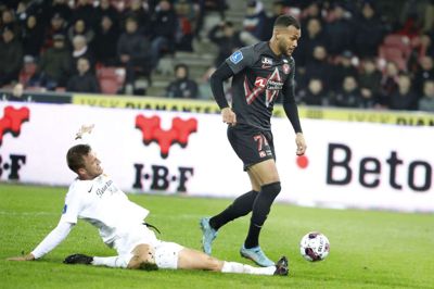 Viborg havde ladet de grønne bluser blive hjemme, da de i marts senest var på besøg på MCH Arena. Her dribler Júnior Brumado forbi en tacklende Viborg-spiller. Foto: Henrik Ole Jensen