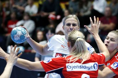 Simone Petersen fra Ikast Håndbold og resten af det danske kvindelandshold får naturligvis hjemmebane i Jyske Bank Boxen ved VM i december. Også Emma Friis, Sarah Iversen, Cecilie Brandt og Julie Scaglione fra Ikast Håndbold har fået landskampe indenfor det forgangne år. Foto: Tom Laursen