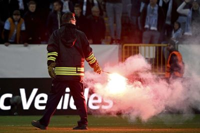 Der blev kastet med fyrværkeri under torsdagens kamp i Malmø, hvor kampen blev afbrudt i 25 minutter.