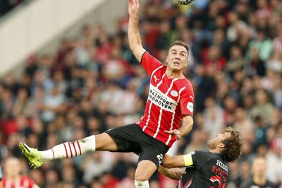 Erik Sviatchenko og FC Midtjylland blev de små i duellen mod PSV Eindhoven og Mario Götze. Der var corona i FCM-truppen før udekampen i Eindhoven. FCM var bagud 0-3 allerede ved pausen, og det blev også kampens resultat. Foto: Ritzau Scanpix