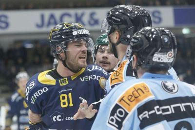 Christian Mieritz i en ophedet samtale med en Sønderjyske--spiller mens kampen stadig var på vippen. Foto: Henrik Ole Jensen