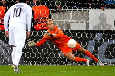 Jonas Lössl, der her er millimeter fra at redde straffesparket fra Feyenoord-anfører Orkun Kökcü, er fortørnet over opførslen fra de mest fanatiske hollandske fans, som skabte utryghed på MCH Arena. Foto: Tom Laursen