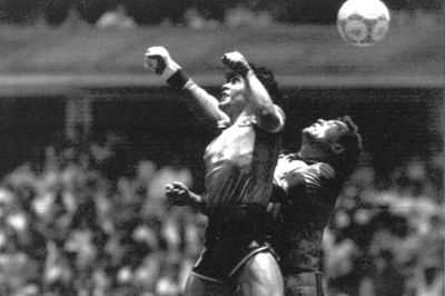 Diego Maradona brugte sin hånd til at ramme bolden og snyde Peter Shilton under VM-kvartfinalen i 1986.