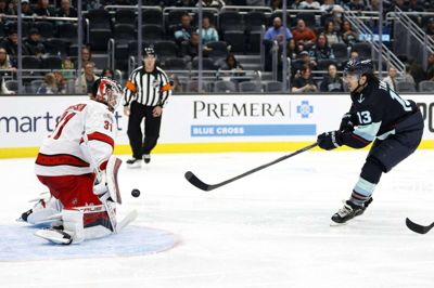 Frederik Andersen disker op med en redning over for Brandon Tanev fra Seattle Kraken. Foto: Ritzau Scanpix