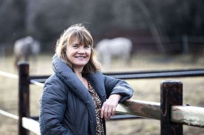 På familiens gård ved Isenvad har Annette Mosegaard flere heste, som hun nyder som en hobby. Nu bliver hestene også indirekte en levevej, når hun 1. januar tiltræder som elitesportschef for springning i Dansk Ride Forbund. Foto: Tom Laursen