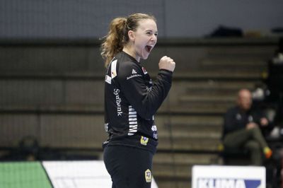 Målvogter Jessica Ryde knytter næven og skriger sin glæde ud efter en af sine store redninger. Svenskeren stod på det jævne i de første 35 minutter, men diskede op med syv redninger på stribe, da alvoren bankede på døren - heriblandt to reddede straffekast. Foto: Henrik Ole Jensen