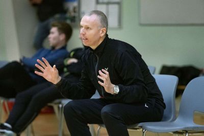 Ikast-træner Sune Gavnholt kunne i aftes se sit hold i 1. division kæmpe sig til en storsejr over Højbjerg. Foto: Sune Gavnholt
