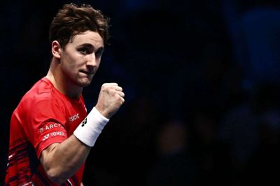 Casper Ruud kunne knytte næven, da nordmanden søndag slog Felix Auger-Aliassime i åbningskampen i sæsonfinalen i tennis.