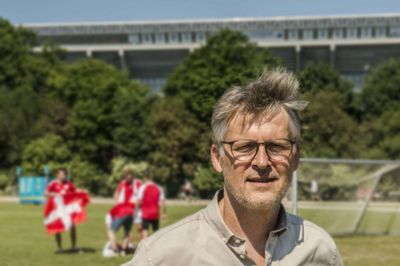 Morten Bruun, for nylig morfar for første gang, skal dække 20 kampe for TV 2 under VM-slutrunden i Qatar. Han holder naturligvis med Danmark. Men mest i hele verden holder han med Silkeborg IF, indrømmer han.