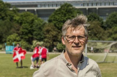 Morten Bruun, for nylig morfar for første gang, skal dække 20 kampe for TV 2 under VM-slutrunden i Qatar. Han holder naturligvis med Danmark. Men mest i hele verden holder han med Silkeborg IF, indrømmer han.