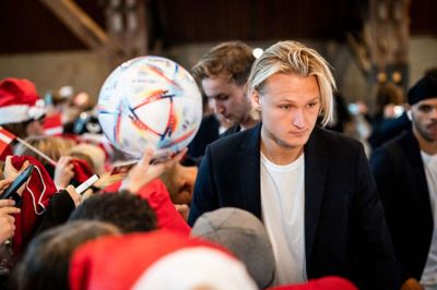 Kasper Dolberg var som sædvanlig ombejlet, da folkeskoleelever tirsdag sendte fodboldlandsholdet af sted på rejsen til VM-slutrunden. Foto Ritzau Scanpix