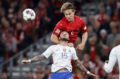 Kompromisløs afviser Joachim Andersen Frankrigs Jonathan Clauss i en hovedstødsduel. Forsvareren har altid været stærk på bolden og udstrålet suverænitet i sine aktioner, men han er blevet hårdere i duellerne med tiden. Foto: Jens Dresling/Ritzau Scanpix