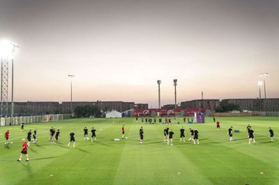 Det danske fodboldlandshold har trænet i noget mere rolige omgivelser nær en stor omfartsvej, hvis man sammenligner med det lydtapet, der venter i tirsdagens VM-premiere mod Tunesien.