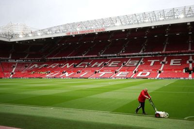 Old Trafford har brug for en overhaling, og det vil kræve millioner. Men det vil en ny bejlerne til klubben leve med, hvis blot de kan få foden indenfor, mener sportsøkonom Jesper Jørgensen.