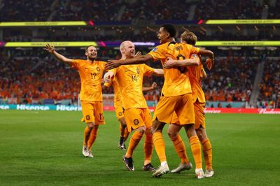 Cody Gakpo (t.h.) og Davy Klaassen (i.m.) scorede de to mål, da Holland vandt 2-0 over Senegal i sin første kamp ved VM. Begge de to målscorere har spillet på MCH Arena indenfor de seneste to en halv sæson. Daley Blind (t.v.) har mødt FC Midtjylland med både Manchester United og Ajax Amsterdam. Foto: Ritzau Scanpix