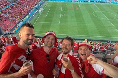 Lasse Lassen (t.h.) blev ekstra bidt af det danske fodboldlandshold under EM sidste år. Foto: Privatfoto