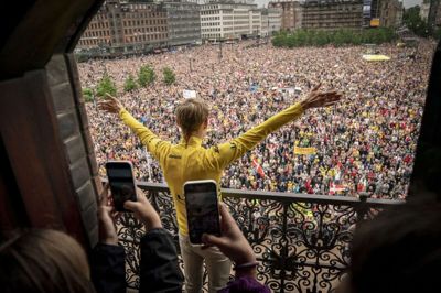 Onsdag efter Tour de Frances afslutning om søndagen blev Jonas Vingegaard i København hyldet for sin triumf. Han blev kørt i åben bil fra lufthavnen i Kastrup til Københavns Rådhus. Efterfølgende fortsatte festen i Tivoli. Herningensiske UIrich Gorm Albrechtsen og en kollega stod med ansvaret for at skrue hyldesten sammen. Foto: Mads Claus Rasmussen/Ritzau Scanpix