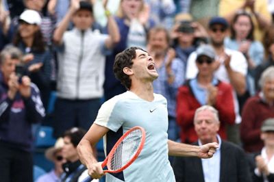 Amerikanske Taylor Fritz jubler efter sin sejr i ATP-turneringen i Eastbourne tidligere i år. DE russiske og hviderussiske spillere var udelukket.