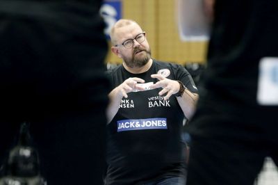 HC Midtjyllands nye mentalcoach, Olav Langdahl, instruerer spillerne, som er ramt på selvtilliden efter 17 nederlag i lige så mange kampe. Foto: Henrik Ole Jensen