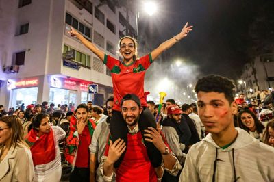 Gaderne i hovedstaden Rabat har været fyldte med glade fodboldfans efter alle Marokkos sejre under VM. Her fejrer marokkanerne 1-0-sejren over Portugal i kvartfinalen. Foto: Ritzau Scanpix