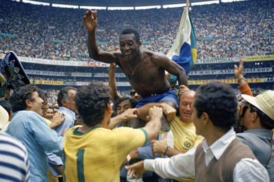 Holdkammeraterne hyldede Pelé, efter at han i 1970 var med til at sikre Brasilien VM-guld i Mexico.