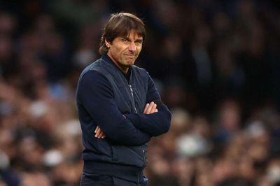 Det er skørt at tale om, at Tottenham kan vinde Premier League i denne sæson, mener manager Antonio Conte.