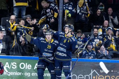 Lukas Bang (t.v.) fejrer sin scoring med Patrick Madsen. Foto: Tom Laursen.