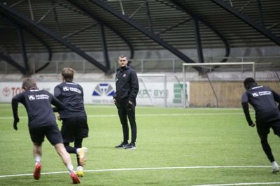 Assistenttræner Niels Lodberg (t.h.) følger onsdagens bip-test i Stadome. Det var blot hans anden arbejdsdag i klubben, men han føler sig allerede godt tilpas. Foto: Malene Tswai