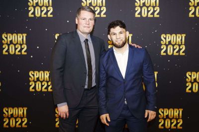 Turpal Bisultanov (t.h.) fra Herning Brydeklub ankom til sportsgallaen sportschef Thor Hyllegaard Pedersen fra Danmarks Brydeforbund. De to arbejder dagligt sammen på landsholdscentret i Nykøbing Falster. Foto: Bo Amstrup/Ritzau Scanpix