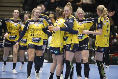 Ikast-spillerne jubler efter den flotte sejr. Foto: Henrik Ole Jensen