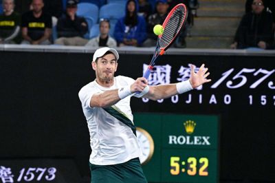 Andy Murray slog i karrierens længste kamp australske Thanasi Kokkinakis i anden runde ved grand slam-turneringen Australian Open.