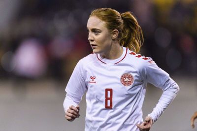 Selv om Sara Holmgaard er dansk landsholdsspiller og var til EM i England sidste år, kunne hun i første omgang ikke få spilletilladelse til den engelske liga på grund af de strenge regler for udlændinge i England. Men efter fem måneders ventetid fik hun søndag debut for Everton. Foto: Ritzau Scanpix
