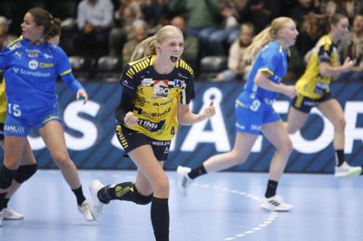 Julie Scaglione og holdkammeraterne i Ikast Håndbold kunne lørdag aften juble efter en overbevisende sejr i Ungarn. Foto: Henrik Ole Jensen
