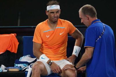 Rafael Nadal modtog behandling i anden runde under Australian Open. Han fuldførte kampen, selv om han var plaget af en hofteskade. Det endte med et nederlag i tre sæt.