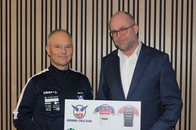 Jyske Bank får fremover sit logo på cykeltrikoten hos Herning Cykle Klub. Sponsoraftalen vækker glæde hos Allan Eg (t.v.) og Lars Breinholdt (t.h.). Foto: PR-Foto