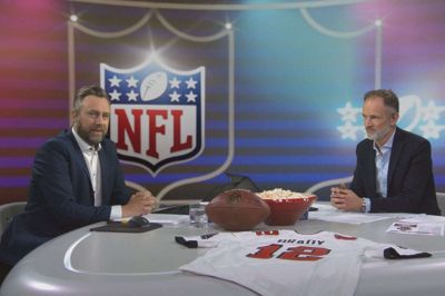 Herningenserne Jimmy Bøjgaard (t.v. ) og Jesper Elming har kendt hinanden siden de var børn. Søndag kommenterer de direkte fra USA og den 57. udgave af den verdensberømte Super Bowl. Foto: PR-foto, TV 2