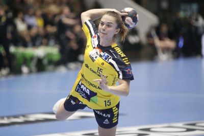 Emma Friis måtte udgå med en fodskade, da Ikast besejrede Silkeborg-Voel, men fløjen forventer ingen lang pause. Foto: Henrik Ole Jensen