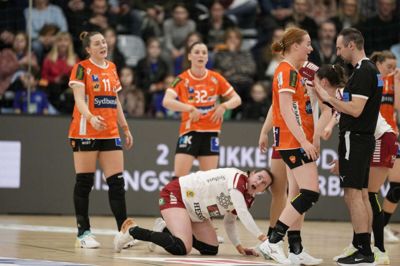 Odense fik krammet på Ikast og Ingvild Bakkerud (liggende) i onsdagens topbrag. Foto: Frank Cilius/Ritzau Scanpix