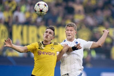 Andreas Cornelius (til højre) og holdkammeraterne deltog i efteråret i Champions League, hvor Borussia Dortmund var blandt modstanderne. (Arkivfoto).