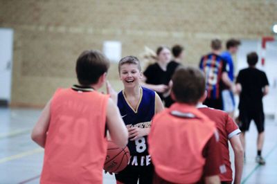 Der er smil på læben hos en ung knægt i L.A. Lakers-trøje med Kobe Bryants navn på ryggen under onsdagens træning i gymnasiehallen. Over 50 børn var på gulvet samtidig på tværs af tre hold.