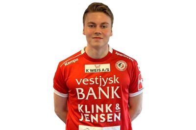 Magnus Kronborg trækker den røde HCM-trøje over hovedet fra næste sæson. Foto: HC Midtjylland